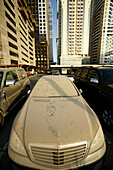 Staubiges Auto und Hochhäuser entlang der Sheikh Zayed Road, Dubai, VAE, Vereinigte Arabische Emirate, Vorderasien, Asien