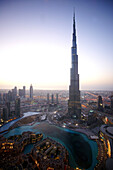Blick aus großer Höhe auf den Burj Khalifa, Burj Chalifa am Abend, Dubai, VAE, Vereinigte Arabische Emirate, Vorderasien, Asien