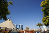 Boote und Gebäude am Dubai Creek, Dubai, VAE, Vereinigte Arabische Emirate, Vorderasien, Asien