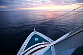 Kreuzfahrtschiff AIDA Bella bei Sonnenuntergang, Mittelmeer
