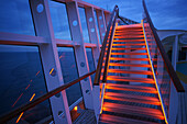 Beleuchtete Treppe auf dem Kreuzfahrtschiff AIDA Bella, Mittelmeer