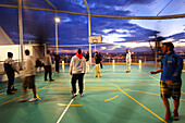 Menschen spielen Basketball auf dem Kreuzfahrtschiff AIDA Bella am Abend