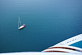 Segelboot und AIDA Kreuzfahrtschiff, Mittelmeer