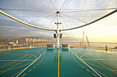 Spielfeld auf dem Kreuzfahrtschiff AIDA Bella am Abend, Malaga, Spanien, Europa