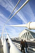 Brücke und Gebäude in der Ciudad de las Artes y las Ciencias, Stadt der Künste und der Wissenschaften, entworfen von Santiago Calatrava, Valencia, Spain, Europa