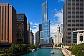 Bootsfahrt am Chicago River im Hintergrund Trump Tower, Chicago, Illinois, USA