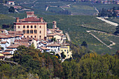 Barolo mit Castello Comunale, Langhe, Piemont, Italien