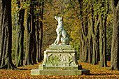 Kastanienallee mit Skulptur, Schloss Nordkirchen, Münsterland, Nordrhein-Westfalen, Deutschland
