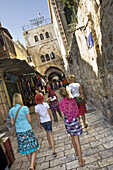 Tourists amongst the shop stalls in the alleys of the old city, Jerusalem, Israel, Middle East