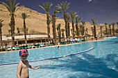 Kleiner Junge im Schwimmbad des Meridean Hotel Resorts, En Bokek, Israel, Naher Osten