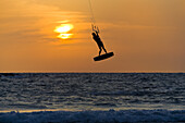 Kitesurfer in der Luft bei Sonnenuntergang, Banana Beach, Tel Aviv, Israel, Naher Osten