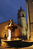 Kirche und beleuchteter Brunnen am Abend, Greoux les Baines, Provence, Frankreich, Europa