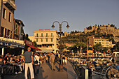 Menschen in Cafes am Hafen in der Abendsonne, Cassis, Côte d´Azur, Bouches-du-Rhone, Provence, Frankreich, Europa