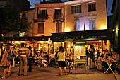 Menschen in Straßenrestaurants am Hafen am Abend, Cassis, Côte d´Azur, Bouches-du-Rhone, Provence, Frankreich, Europa