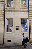 Mann mit Koffer vor einem Haus mit Wandmalerei, Avignon, Provence, Frankreich, Europa