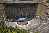 Blick von oben auf römisches antikes Theater, Orange, Provence, Frankreich, Europa