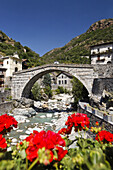Römische Brücke überquert Bergbach Lys, Pont-Saint-Martin, Aostatal, Italien
