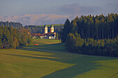 St. Märgen mit Kirche, Herbstabend, Südlicher Schwarzwald, Schwarzwald, Baden-Württemberg, Deutschland, Europa