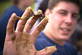 Pech beschmierte Hand, Maibaumkraxeln, Zell an der Pram, Oberösterreich, Österreich