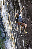Mann klettert an Granitfelsen, Zillertal, Tirol, Österreich