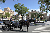 Pferdekutsche vor dem Theater Politeama Garibaldi, Palermo, Provinz Palermo, Sizilien, Italien, Europa
