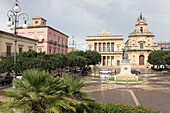 Gebäude am Platz Piazza del Popolo unter Wolkenhimmel, Vittoria, Provinz Ragusa, Sizilien, Italien, Europa