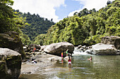 Touristen am Rio Orosi, Regenwald, Tapanti Nationalpark, Costa Rica