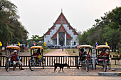 Fahrer in ihren Fahrradrikschas vor dem Wat Mongkol Bobit Tempel, alte Königsstadt Ayutthaya, Thailand, Asien
