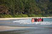Touristen und Einheimische am Radha Nagar Beach, Strand 7, Havelock Island, Andamanen, Indien