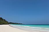 Blick über den menschenleeren Strand in der Merk Bay, North Passage Island, Middle Andaman, Andamanen, Indien