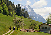 Wanderer in der Nähe von Hintersteiner See bei Scheffau am Wilden Kaiser, Tirol, Österreich