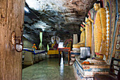 Wandmalereien und Buddhastatue im Höhlenkloster Rasvehera, Sri Lanka, Asien