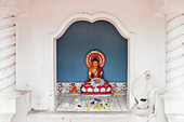 Kleiner Buddha vor dem Höhlentempel von Dambulla, Dambulla, Sri Lanka, Asien