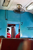 Sighalesen im Zug zwischen Colombo und Badulla, Nuwara Eliya, Hochland, Sri Lanka, Asien