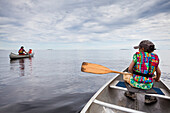 Ein Mädchen in einem Kanu fährt aufs offene Meer hinaus, bei der Insel Norrbyskär, Västerbotten, Schweden, Europa