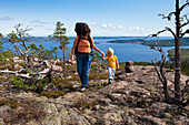 Frau und ein Mädchen wandern im Nationalpark Skuleskogen, Höga Kusten, Västernorrland, Schweden, Europa