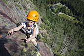 Mädchen klettert am Klettersteig am Skuleberget, Höga Kusten, Västernorrland, Schweden, Europa