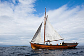 Ein Segelboot, eine Slupa, fährt als Fähre zwischen den Inseln Holmön und Stora Fjäderägg, Västerbotten, Schweden, Europa