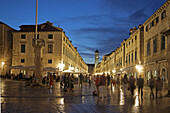Placa Stadrun, Luza Platz, Hauptstrasse in der Altstadt von Dubrovnik abends, Kroatien