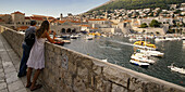 Blick von der Festungsmauer auf alten Hafen von Dubrovnik Kroatien