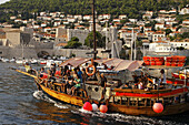 Ausflugsboot mit Touristen laeuft im Hafen von Dubrovnik ein, Kroatien, Europa