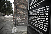 Informationstafel in polnisch, englisch und hebräisch, Konzentrationslager Auschwitz, Oswiecim, Polen, Europa