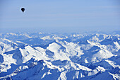 Heißluftballon fliegt hoch über Zillertaler Alpen mit Schrammacher, Karwendel im Hintergrund, Luftaufnahme, Zillertaler Alpen, Tirol, Österreich, Europa