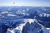 Heißluftballon fliegt über Dolomiten mit Langkofel und Plattkofel im Vordergrund, Sella, Marmolada und Pala im Hintergrund, Luftaufnahme, Dolomiten, Südtirol, Italien, Europa