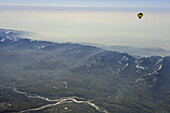 Heißluftballon fliegt hoch über Piavetal und Nevegalkette, Luftaufnahme, Piavetal, Dolomiten, Venetien, Italien, Europa