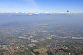Heißluftballon fliegt hoch über dem Piavetal, Dolomiten im Hintergrund, Luftaufnahme, Dolomiten, Venetien, Italien, Europa