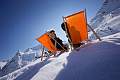Zwei Jungen in Liegestühlen, Galtür, Paznauntal, Tirol, Österreich