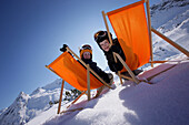 Zwei Jungen in Liegestühlen, Galtür, Paznauntal, Tirol, Österreich