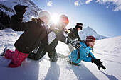 Kinder spielen im Schnee, Galtür, Paznauntal, Tirol, Österreich