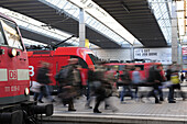 Rush-hour traffic, platform with trains and people in motion, main station Munich, Munich, Upper Bavaria, Bavaria, Germany